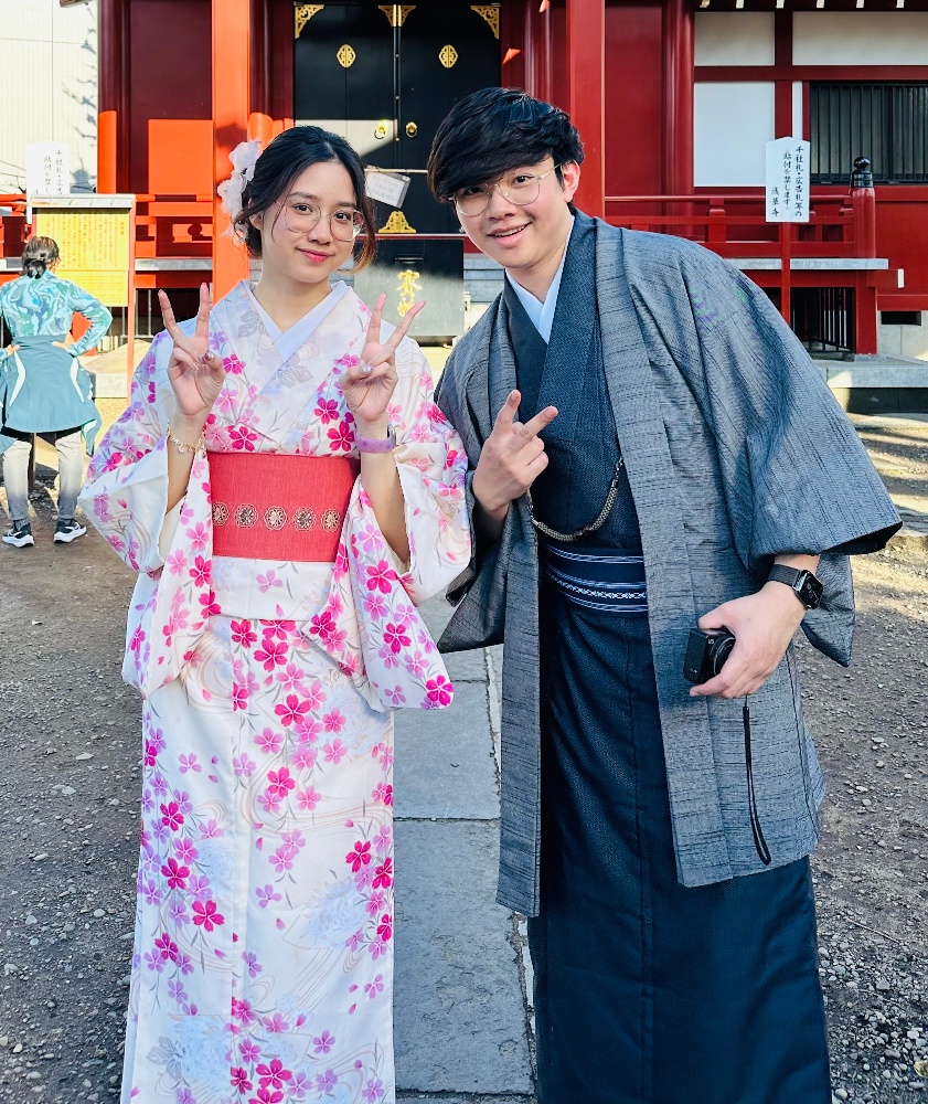 Two guests posing for a kimono souvenir photo in Asakusa