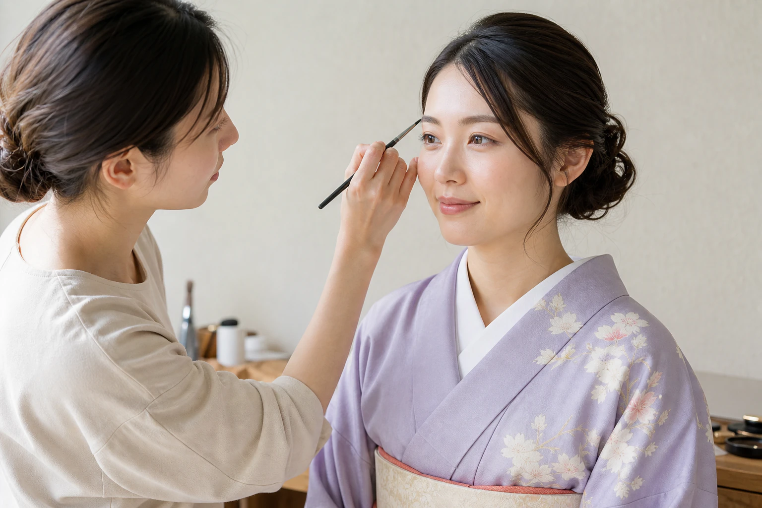 着物姿でアイメイクの施術を受ける様子のイメージ